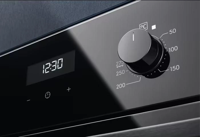 Духовой шкаф Electrolux EOE5C71Z черный