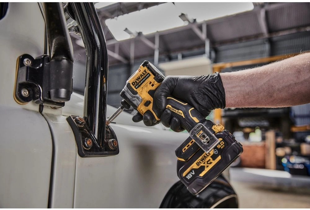 Ударный шуруповерт DeWalt DCF850N-XJ