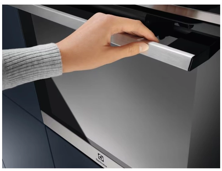 Духовой шкаф Electrolux EOE8P39WX черный