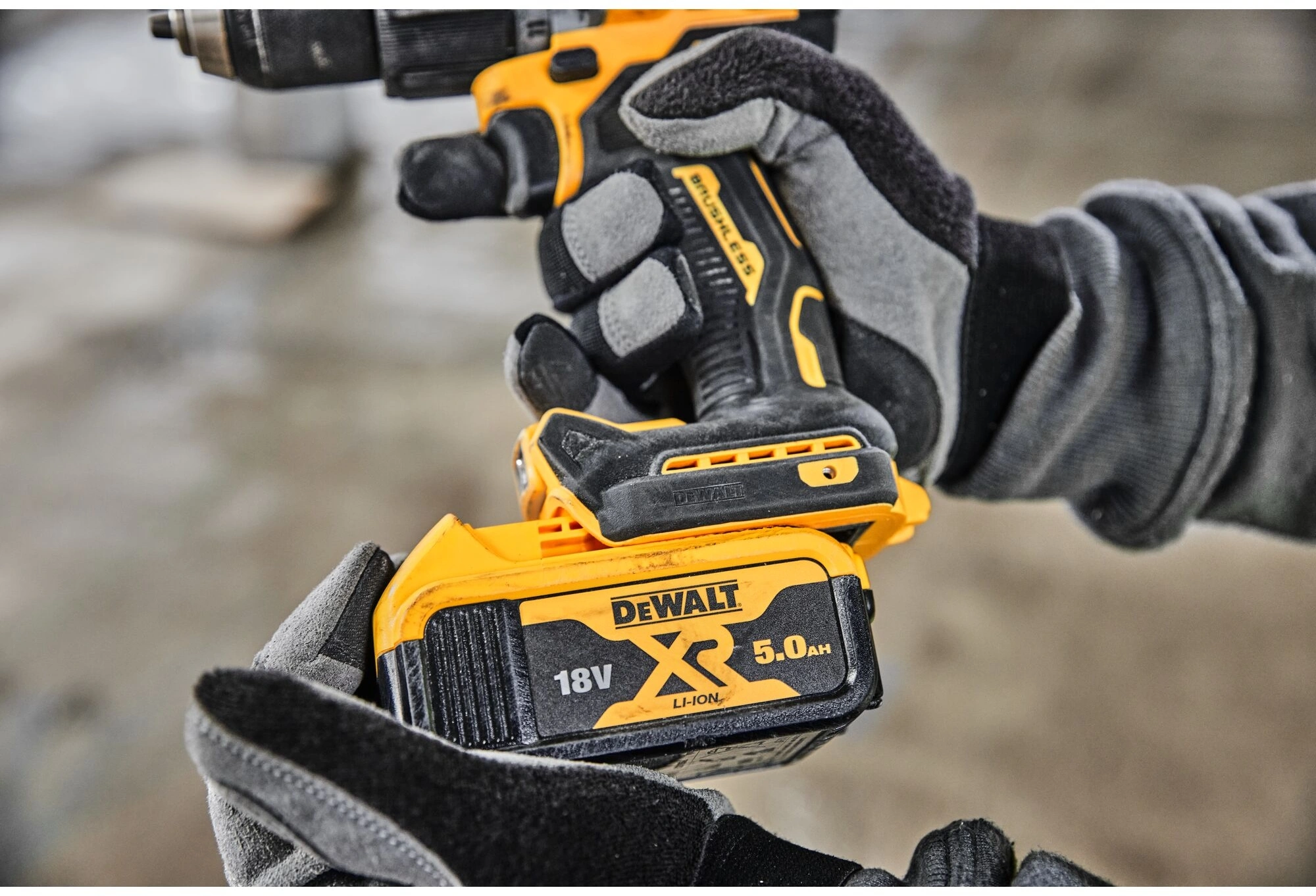 Ударный шуруповерт DeWalt DCD805P2T-QW