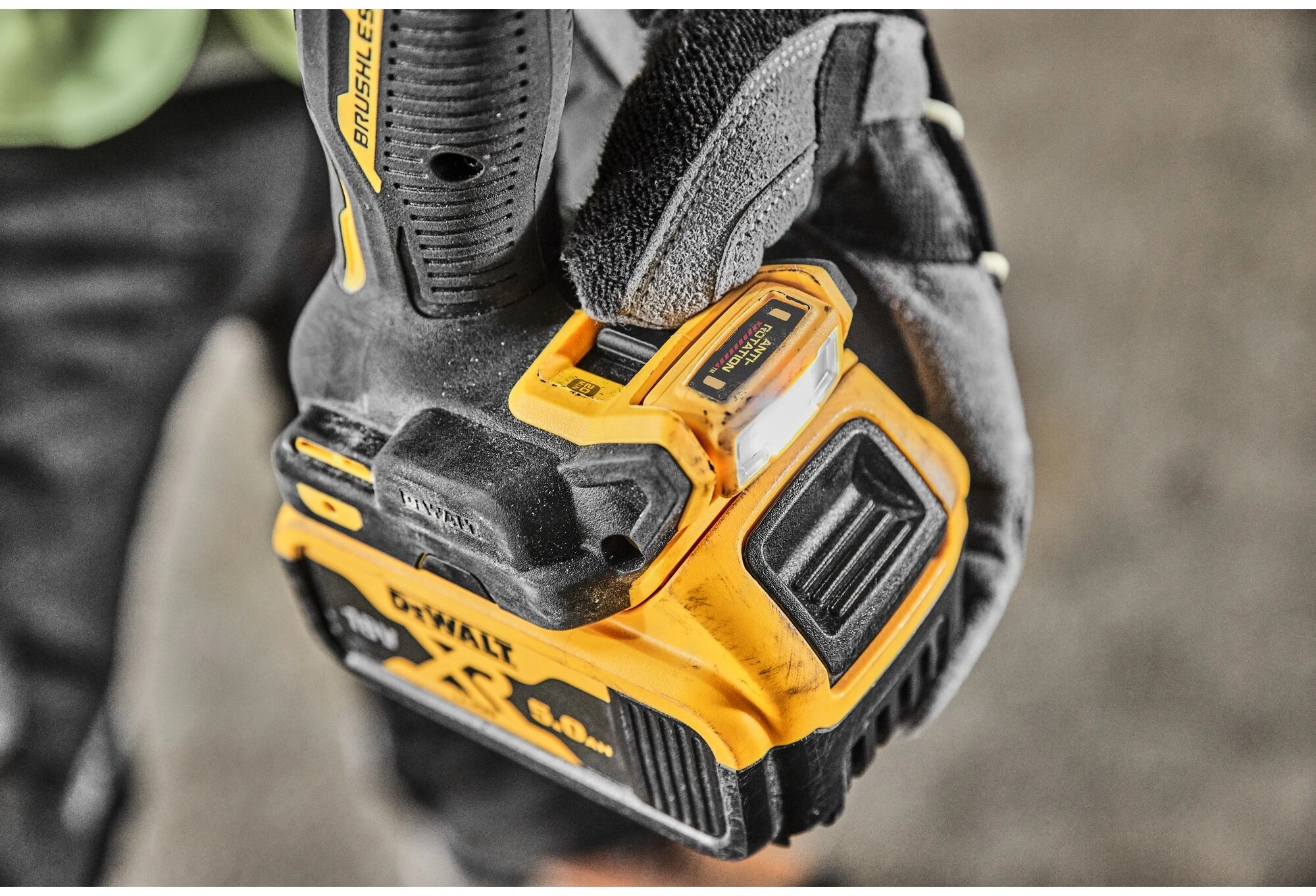 Ударный шуруповерт DeWalt DCD805P2T-QW
