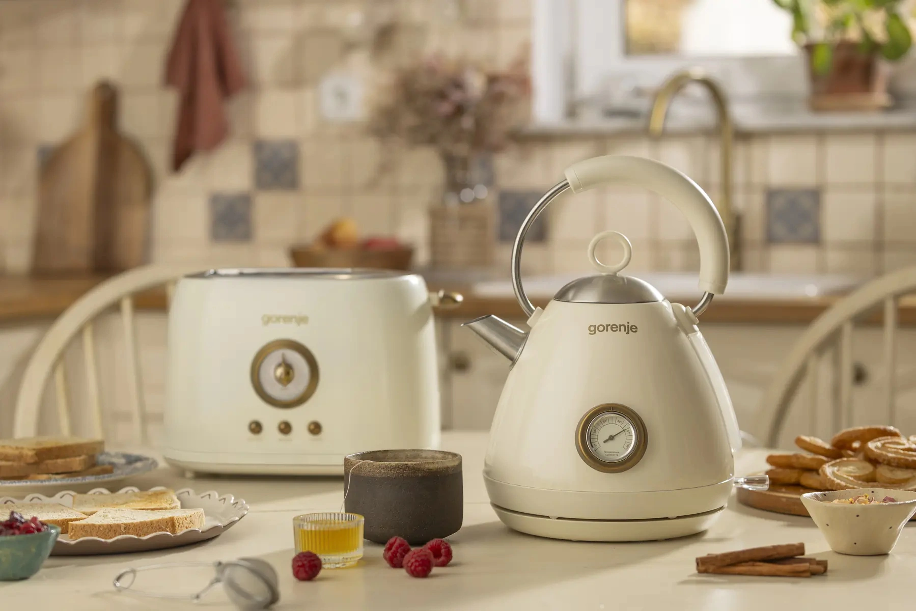 Чайник электрический Gorenje K17CD бежевый, металл