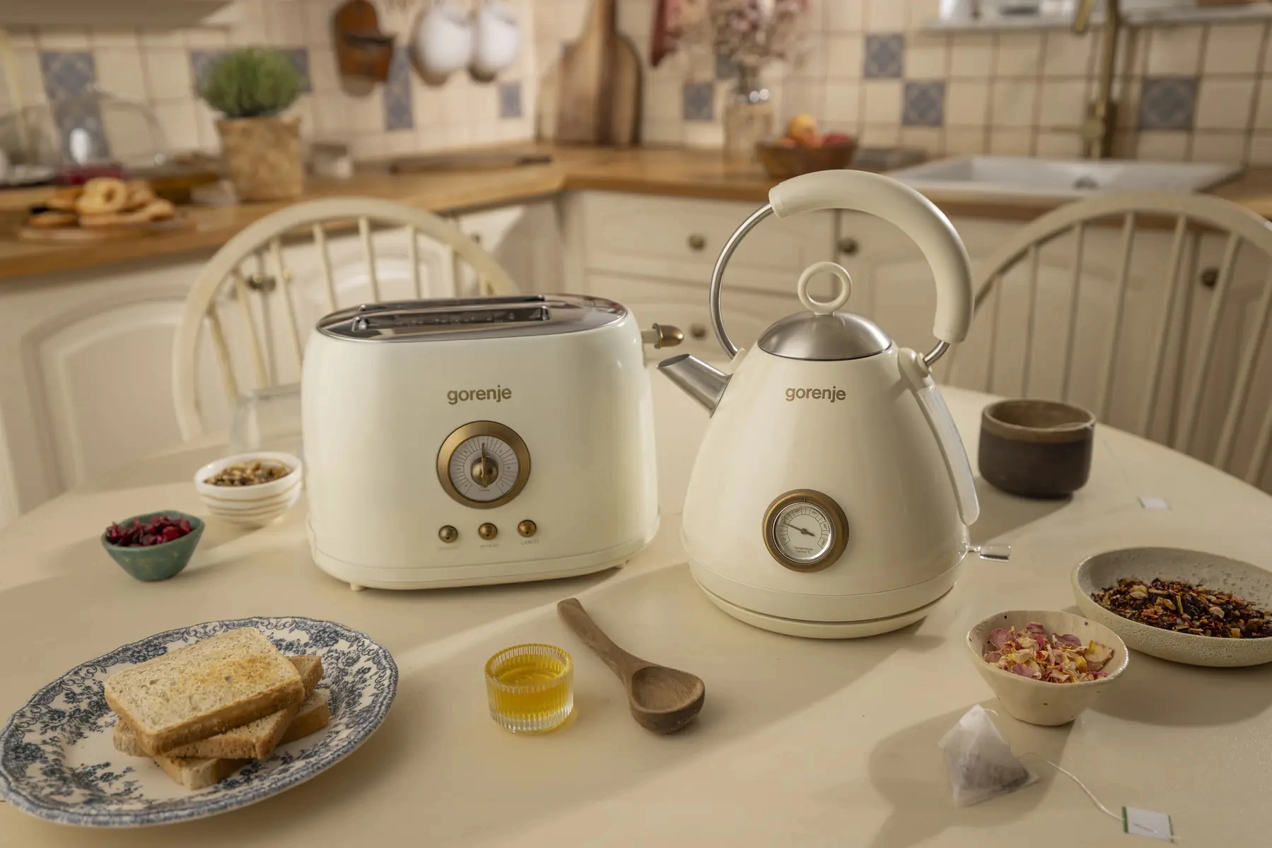 Чайник электрический Gorenje K17CD бежевый, металл